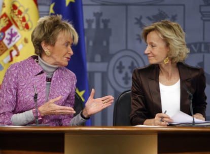 Las vicepresidentas María Teresa Fernández de la Vega (izquierda) y Elena Salgado, tras el Consejo de Ministros.