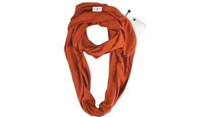 Bufanda de viaje con bolsillos que disponen de cremalleras que quedan ocultas a la vista. Disponible en multitud de tonalidades.