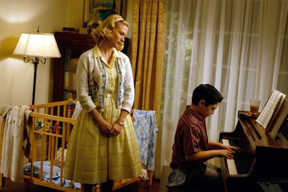 anuary Jones y Marten Weiner en uno de los episodios de la primera temporada de Mad Men (2007), ambientada en 1960.