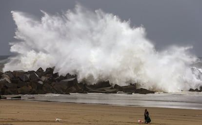 Una gran ola rompe contra el espigón que protege la playa de la Zurriola de San Sebastián, donde hoy se ha decretado la alerta naranja por fenómenos costeros.