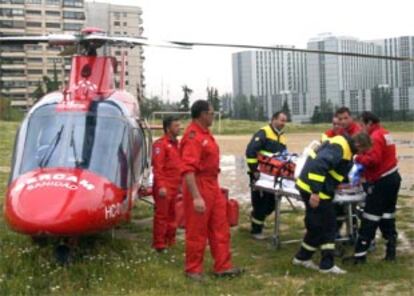 Un helicóptero del Sercam trasladó al herido hasta el hospital La Paz de Madrid (momento que recoge la foto), donde permanece ingresado.