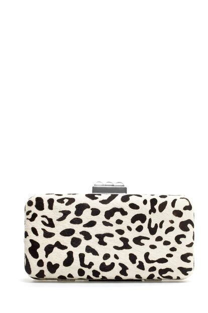 Clutch de Zara para noches de blanco y negro (49,95 euros).