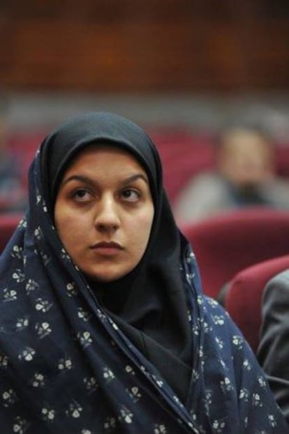 Foto de Reyhaneh Jabbari tirada durante o julgamento e publicada na página de Facebook dedicada a evitar sua morte.