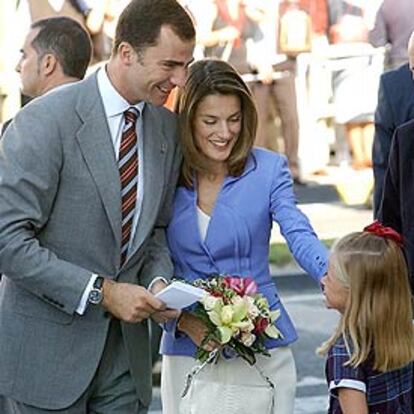 Los príncipes de Asturias reciben flores de una niña en Pamplona.