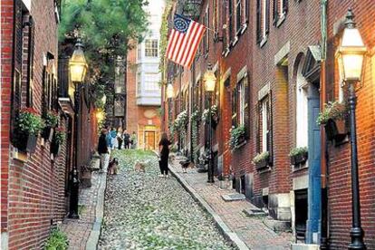 La calle Arcon, en el barrio de Beacon Hill, una de las zonas residenciales de Boston a finales del siglo XVIII y durante gran parte del XIX.