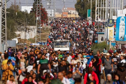 Miles de palestinos huyen del norte de la franja de Gaza hacia el sur, tras la advertencia y las amenazas de Israel para que abandonaran sus hogares, el 10 de noviembre de 2023. El periplo de los gazatíes en este año de asedio no ha tenido fin, huyendo de los bombardeos israelíes y buscando refugio en zonas seguras que terminarían siendo también atacadas por Israel.