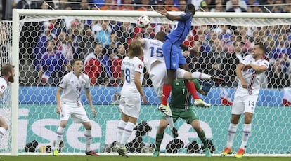 Pogba marca de cabeza el segundo gol de Francia.