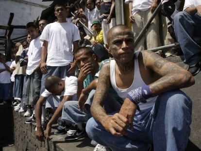 Presos de la prisión de Ciudad Barrios siguen una misa.