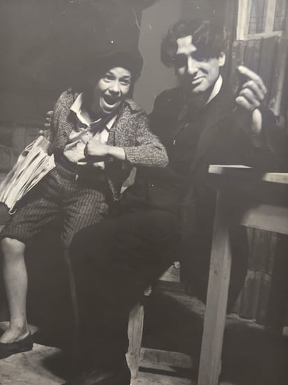 Héctor Alterio, a la derecha, en Buenos Aires, durante su época de joven actor en Nuevo Teatro.