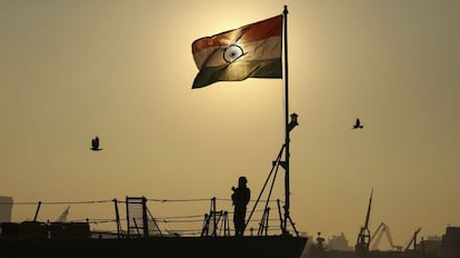 Vista del buque de guerra INS Godavari durante su desguace en el astillero naval de Bombay (India).