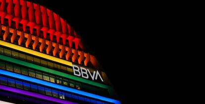 La sede corporativa de BBVA en Madrid (La Vela), iluminada con el arcoíris en la semana del Orgullo.