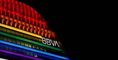 La sede corporativa de BBVA en Madrid (La Vela), iluminada con el arcoíris en la semana del Orgullo.  