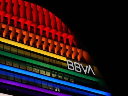 La sede corporativa de BBVA en Madrid (La Vela), iluminada con el arcoíris en la semana del Orgullo.  