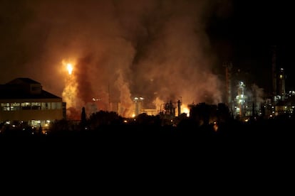 View of the blaze that broke out at the IQOXE plant. Other companies operating at La Canonja Petrochemical Park include Dow Chemicals Ibérica and Cepsa, the oil and gas multinational.