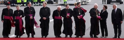 Miembros del clero alemán aguardan la llegada del papa Benedicto XVI al aeropuerto Tegel de Berlín.