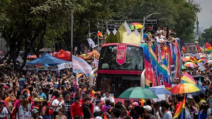 Carros alegóricos circularon entre las miles de personas que acudieron a la marcha LGBTQ+.