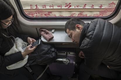 Un viajero duerme en el tren entre Pekín y Shijiazhuang.