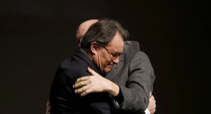 El exlehendakari Juan José Ibarretxe (d) saluda al expresidente de la Generalitat Artur Mas (i).