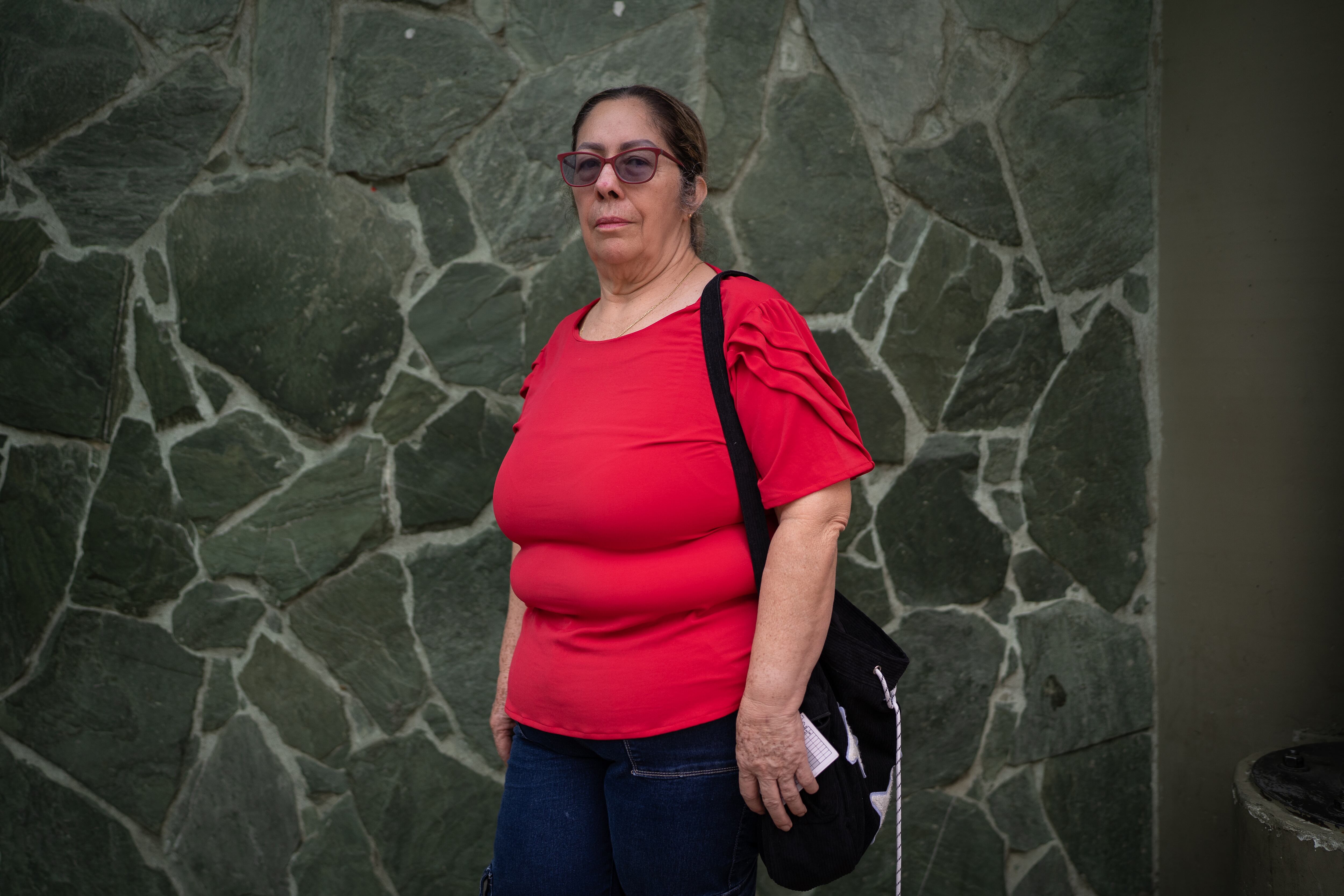 Martha E. Sánchez, madre de Daniela Largo, a las afueras del hospital donde está internada su hija.