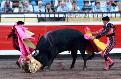 Juan Leal, instantes después de ser corneado en la pierna derecha.