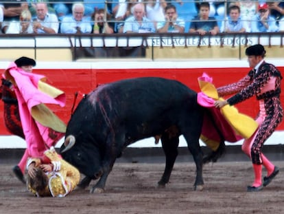 Juan Leal, instantes después de ser corneado en la pierna derecha.