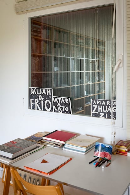 Mesa de trabajo con libros y apuntes.