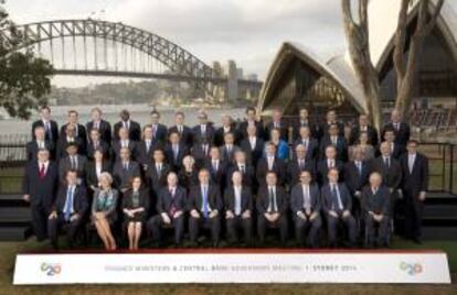 Foto de familia de los ministros de Economía y gobernadores de bancos centrales que participan este fin de semana en la reunión del G20 en Sídney (Australia).