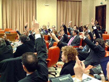 Representantes de fuerzas políticas catalanas levantan sus manos en una de las votaciones del debate del Estatut.
