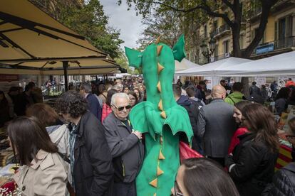 Un dragón pasea por la Rambla, durante la tarde de ayer.