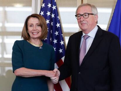 El presidente de la Comisión Europea, Jean-Claude Juncker, junto a la líder demócrata de la Cámara de Representantes (equivalente al Congreso de los Diputados) de EE UU.