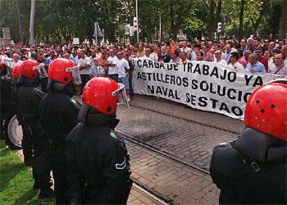 Trabajadores de La Naval de Sestao se manifiestan a la entrada del mitin del PSOE en Bilbao.