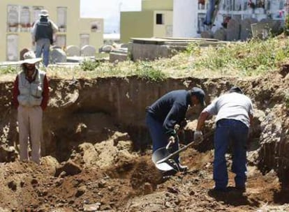 Antropólogos inspeccionan una excavación en un cementerio de Valparaíso  en busca de los restos del sacerdote británico Miguel Woodward, que fue torturado y ejecutado durante la dictadura chilena.