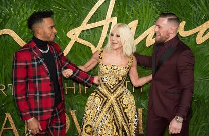 Lewis Hamilton acudió a la gala con Donatella Versace y Conor McGregor. El luchador lucía un llamativo esmoquín burdeos que, sin embargo, pasaba casi inadvertido frente al estilismo del piloto.