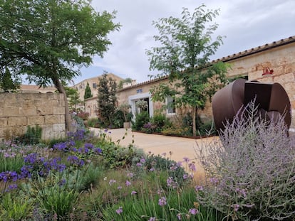 Se accede desde Mahón por un barco que sale desde Moll de Llevant y que tarda 15 minutos en llegar a la Isla del Rey, donde se encuentra el centro de arte Hauser & Wirth Menorca, que abrió sus puertas en julio del año pasado, y que se ha convertido en el espacio cultural de mayor atractivo de la isla. Por las instalaciones, de acceso gratuito y diseñadas por el arquitecto argentino Luis Laplace, pasaron el año pasado 58.000 personas.