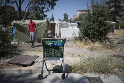 Uno de los muchos carros aparcados en el pequeño asentamiento, cargados de trastos; restos de quincalla que se entremezcla dentro de varias bolsas de plásticos.