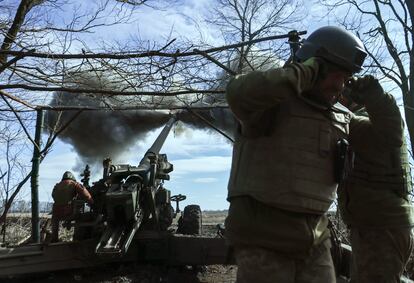 Soldados ucranios disparan un obús desde sus posiciones en Zaporiyia, el pasado jueves.