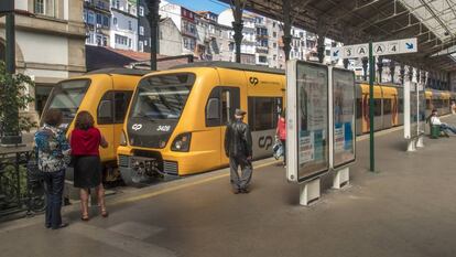 Trenes de Comboios de Portugal en la estación de São Bento, en Oporto.