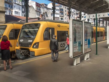 Trenes de Comboios de Portugal en la estación de São Bento, en Oporto.