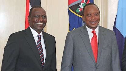 Kenyatta (izquierda), presidente de Kenia, junto al vicepresidente Ruto.