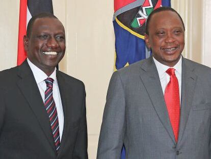 Kenyatta (izquierda), presidente de Kenia, junto al vicepresidente Ruto.