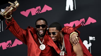 Sean Combs y su hijo Christian posan en los premios MTV Video Music Awards, tras recibir el rapero el galardón como icono global, en septiembre de 2023 en Newark, Nueva Jersey.