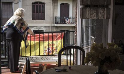 La bandera española y la 'estelada', frente a frente en una calle de Barcelona.