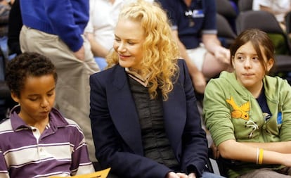 Nicole Kidman con Connor e Isabella en un partido de los Ángeles Lakers en 2004.