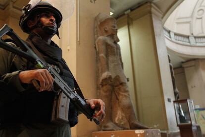 Un soldado patrulla por el interior del Museo Egipcio de El Cairo, saqueado el pasado día 29.