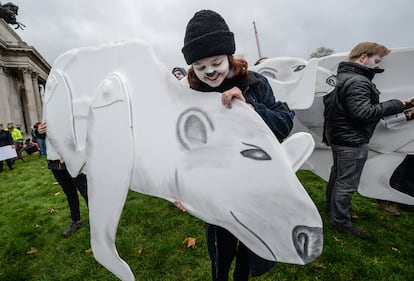 Miles de personas se manifiestan en todo el planeta y en las principales ciudades españolas para pedir un cambio de modelo energético, como antesala a la Conferencia del Cambio Climático que comenzará en París. En la imagen, cctivistas de Greenpeace se preparan para la manifestación contra el cambio climático en Londres (Reino Unido).