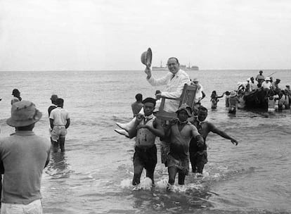 El gobernador general de Guinea, José María Bonelli, desembarca en la playa de Bata.