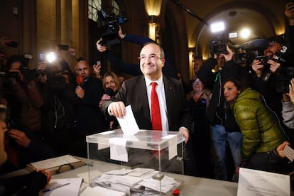 El candidatos socialista a la presidencia de la Generalitat de Cataluña, Miquel Iceta, vota en Barcelona.