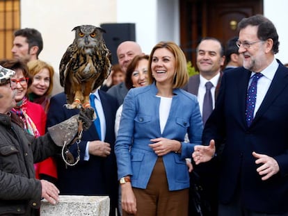 Mariano Rajoy with PP politician María Dolores de Cospedal on Thursday.