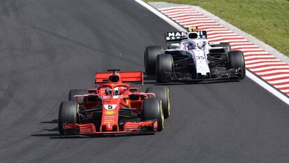 Sebastian Vettel de la escudería Ferrari (i) junto al piloto ruso Sergey Sirotkin del equipo Williams, durante la carrera en el circuito de Hungaroring.