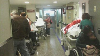 Pasillos de urgencias en el hospital Meixoeiro de Vigo, a finales de diciembre